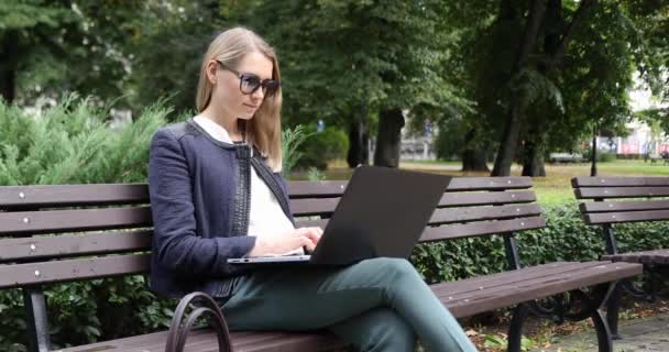 Joven Atractiva Mujer Negocios Con Gafas Sol Sentado Banco Parque — Vídeo de stock