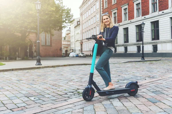 Miljövänliga Transporter Ung Och Vacker Affärskvinna Rider Elcykel Stadens Gator — Stockfoto