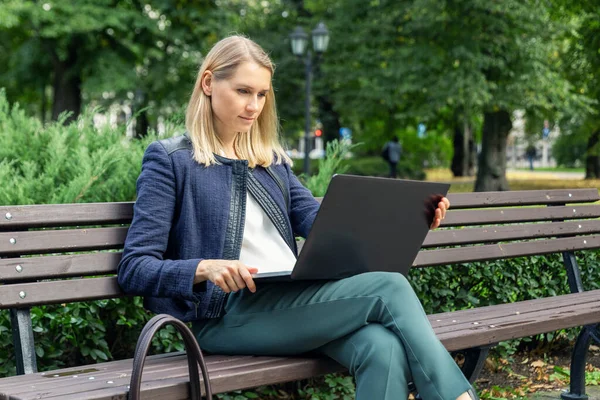 Young Attractive Business Woman Sitting Bench City Park Using Laptop — Stock Photo, Image