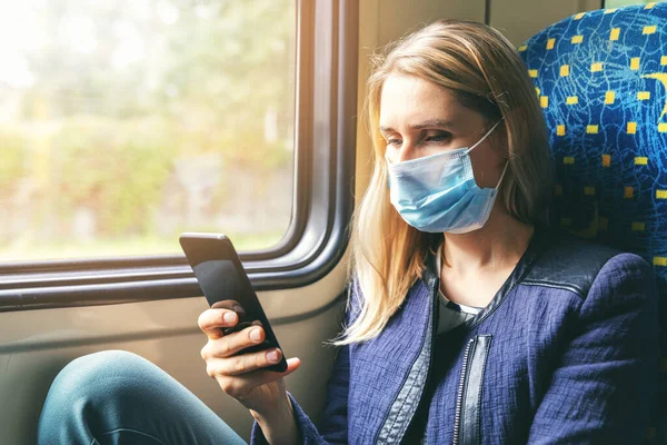 Jeune Femme Avec Masque Facial Utilisant Téléphone Portable Dans Train — Photo