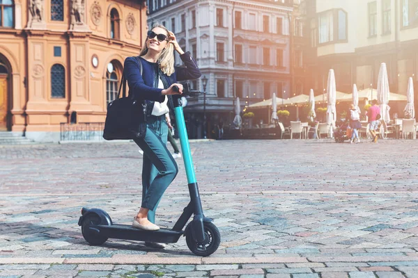 Millennial Kvinna Rider Elektrisk Skoter Stadens Gator Miljövänliga Transporter — Stockfoto