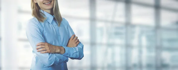 Joven Mujer Negocios Sonriente Con Blusa Azul Pie Con Los — Foto de Stock