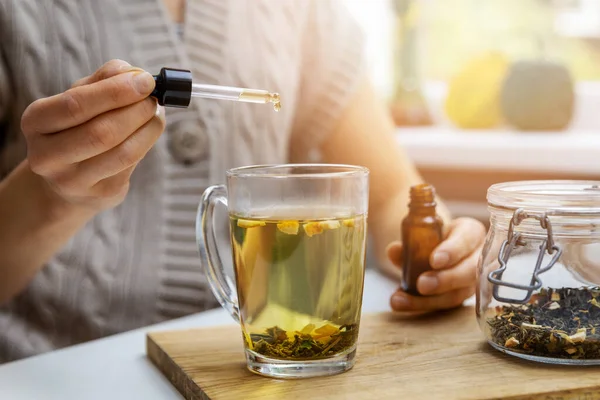 Étrend Kiegészítők Vitaminok Hozzáadása Csepp Cbd Olaj Csésze Tea Pipettával — Stock Fotó