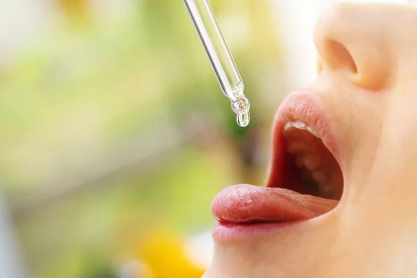 Mulher Tomando Gotas Vitamina Boca Conta Gotas Espaço Cópia — Fotografia de Stock