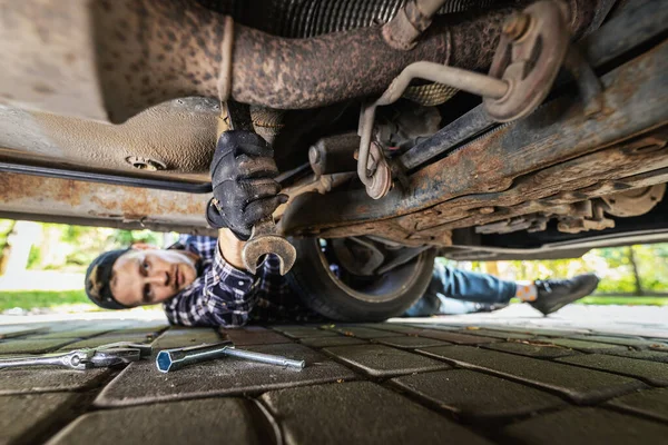 Homem Deitado Chão Sob Carro Reparação Motor Com Chave Inglesa — Fotografia de Stock