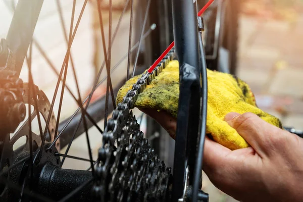 自行车保养和修理 带喷油装置的山地自行车链条和齿轮的清洗和加油 — 图库照片
