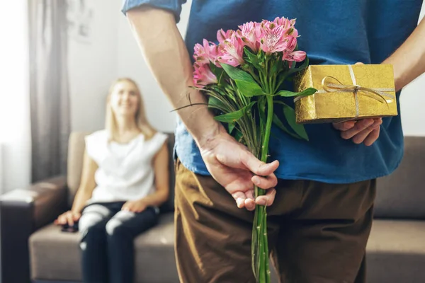 Man Verbergen Romantische Verrassing Cadeau Bloemen Achter Terug Naar Geliefde — Stockfoto