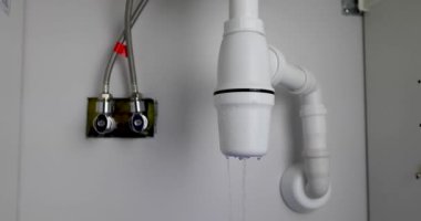 Lavabo kapağı sızdırıyor. Bozuk sifon. Lağım suyu sızıntısı