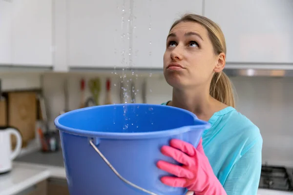 Haus Durch Obergeschoss Oder Dachschaden Überflutet Frau Hält Eimer Während — Stockfoto