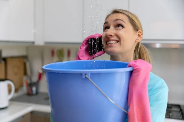 Wohnung Obergeschoss Überflutet Besorgte Frau Ruft Reparaturdienst Während Wasser Aus — Stockfoto