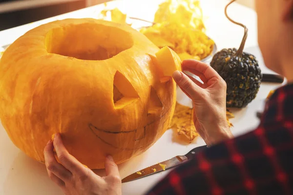 Mulher Esculpindo Abóbora Jack Lanterna Para Halloween Decoração Férias Casa Fotografia De Stock