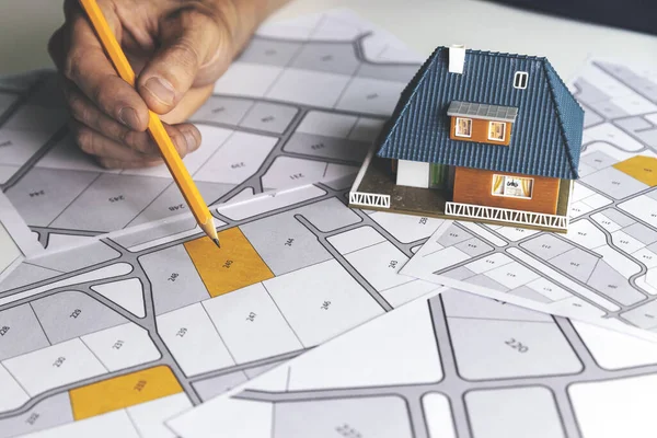 Wählen Sie Ein Baugrundstück Für Den Hausbau Auf Der Katasterkarte — Stockfoto
