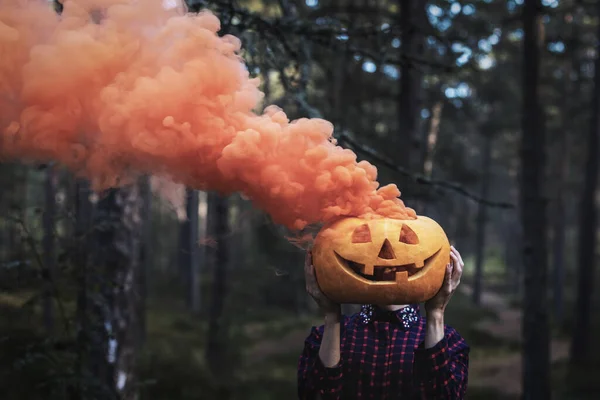 Femme Tenant Citrouille Sculptée Halloween Avec Fumée Orange Devant Son — Photo