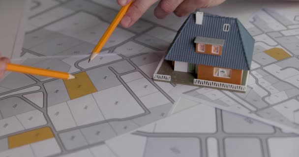 Personnes Discutant Choisissant Terrain Bâtir Pour Construction Maisons Sur Carte — Video