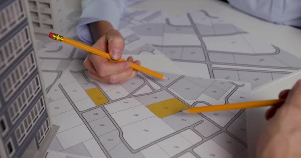 Градостроительство Бизнесмены Обсуждают Земельные Участки Строительство Жилых Домов Кадастровой Карте — стоковое видео