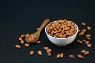 Bardaktaki badem harika bir kahvaltı için..