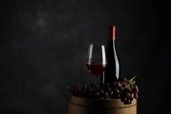 赤ブドウから作られたワインと一緒にガラスの中の赤ワインは 木製の床と美しい背景に置かれています パーティーの準備ができて — ストック写真