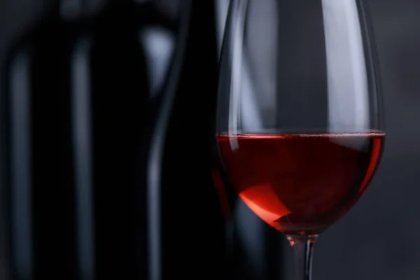 Vino Rosso Nel Bicchiere Insieme Una Bottiglia Vino Ottenuto Uve — Foto Stock