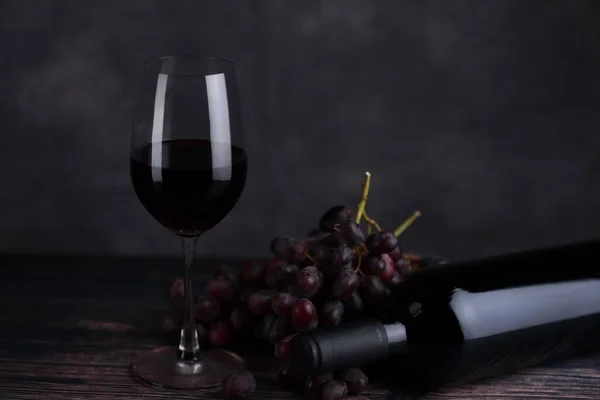 Vino Rosso Nel Bicchiere Insieme Una Bottiglia Vino Ottenuto Uve — Foto Stock
