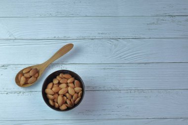 Bardakta badem, ahşap zemine konur. Yemek pişirmek için.