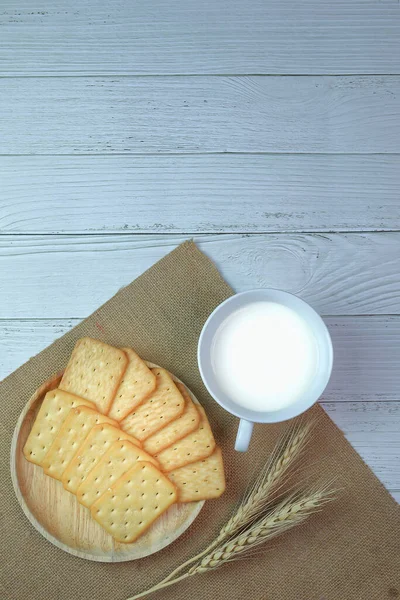 Питается Деревянной Тарелке Стаканом Свежего Молока Подается Качестве Завтрака — стоковое фото