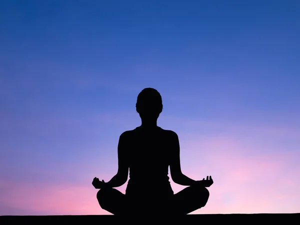 Silueta Mujer Asiática Meditar Practicar Yoga Aire Libre — Foto de Stock