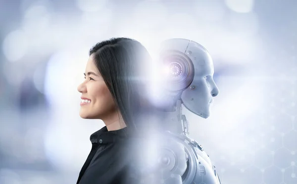 Mujer feliz viviendo con cyborg —  Fotos de Stock