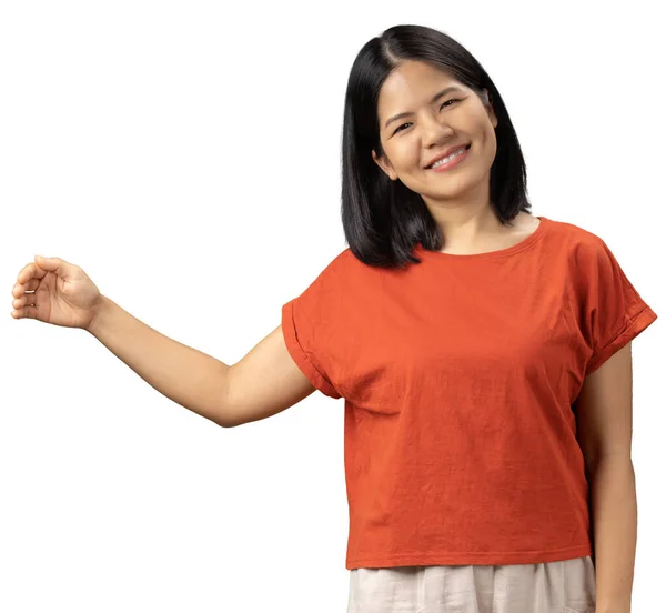 Asiatin Trägt Rotes Shirt Mit Ausgestreckter Hand Auf Weißem Hintergrund — Stockfoto