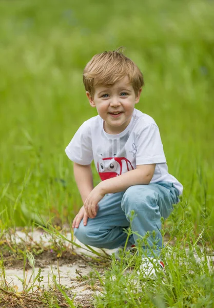 Ευτυχισμένος Μικρό Αγόρι Διασκέδαση Στο Πάρκο — Φωτογραφία Αρχείου