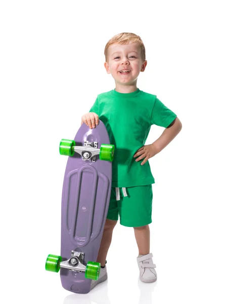 Δροσερό Μικρό Αγόρι Στέκεται Skateboard Και Χαμογελά Στη Φωτογραφική Μηχανή — Φωτογραφία Αρχείου