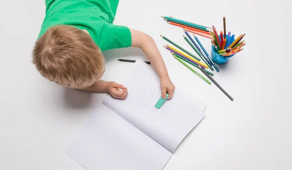 Küçük Çocuk Beyaz Arka Plan Üzerinde Renkli Kalemler Ile Çizim — Stok fotoğraf