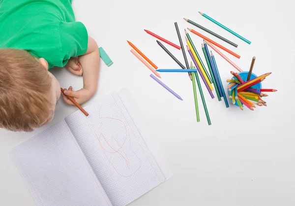Małe Dziecko Rysunek Kolorowymi Kredkami — Zdjęcie stockowe