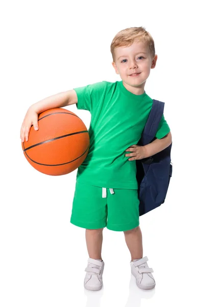 バスケット ボールは 白い背景で隔離の保持のバックパックと少年の肖像画 — ストック写真