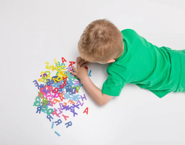 Visão Superior Uma Criança Brincando Com Alfabetos Fundo Branco Imagem De Stock