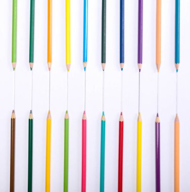 Beyaz arkaplanda izole edilmiş renkli kalemler