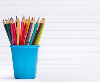 Beyaz arka plan üzerinde izole bir kalem halinde renkli kalemler