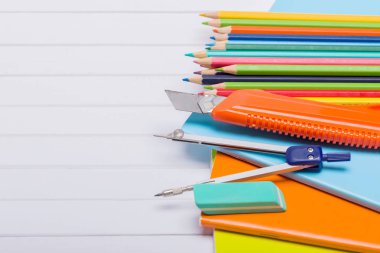 Okul malzemeleri ve kitap beyaz bir arka plan üzerinde