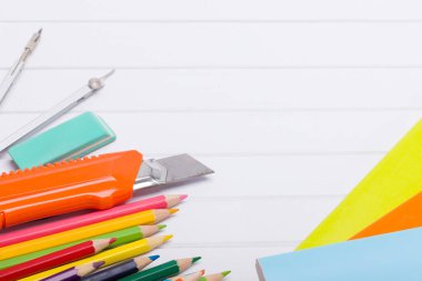 Okul malzemeleri ve kitap beyaz bir arka plan üzerinde