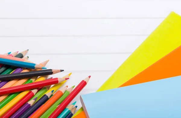 色の鉛筆と白い背景で隔離のノートブック — ストック写真