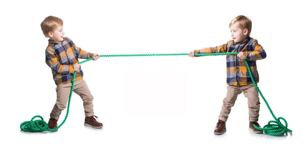 Dasselbe Kind Zieht Das Seil Auf Weißem Hintergrund — Stockfoto