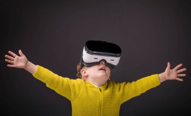 Kollarını açarak Vr bardaklarda küçük çocuk 