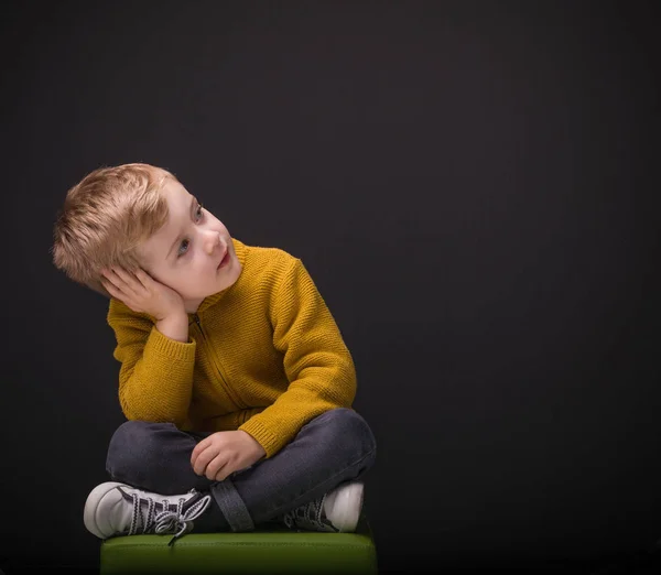 Μικρό Αγόρι Σκέψης Μαύρο Φόντο — Φωτογραφία Αρχείου