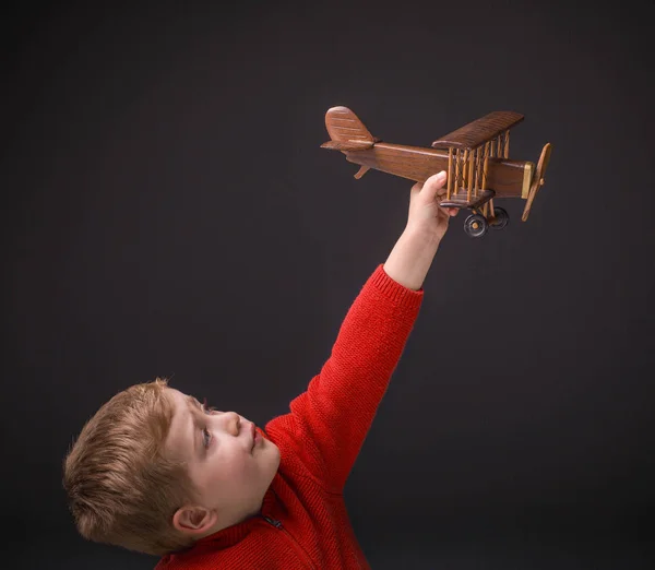 Мальчик Играет Самолетом Черном Фоне — стоковое фото