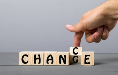 Ahşap masa üzerinde 