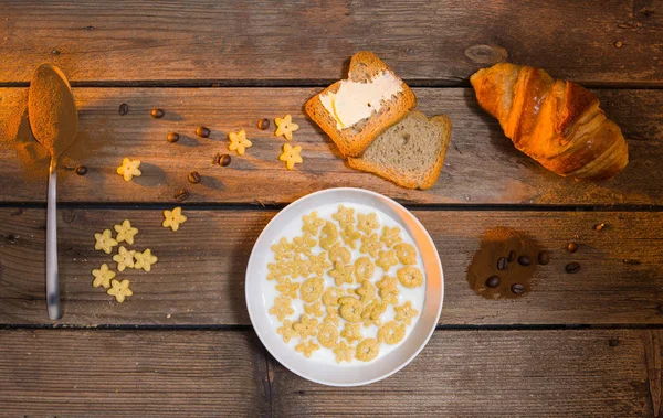 Reggeli egy kávéval, tejjel, croissant-kal és toas-val rendelkező rusztikus asztalon Jogdíjmentes Stock Fotók