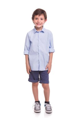 Beyaz arka planda gülümseyen çocuk