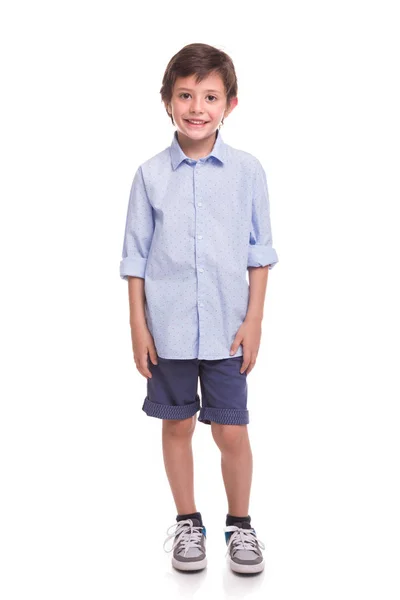 Boy állva mosolyogva fehér alapon — Stock Fotó