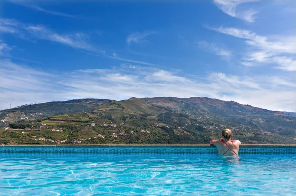 Young woman relaxing on swimming pool — Stock Photo, Image