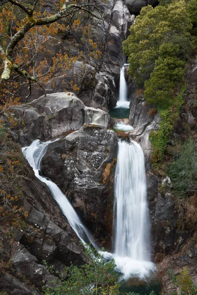 ARADO vízeséssel Geres nemzeti park, Portugália Stock Kép