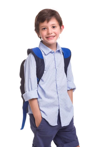 Uśmiechnięty chłopak szkolny stojący uśmiechnięty z rękami na kieszeniach, i — Zdjęcie stockowe